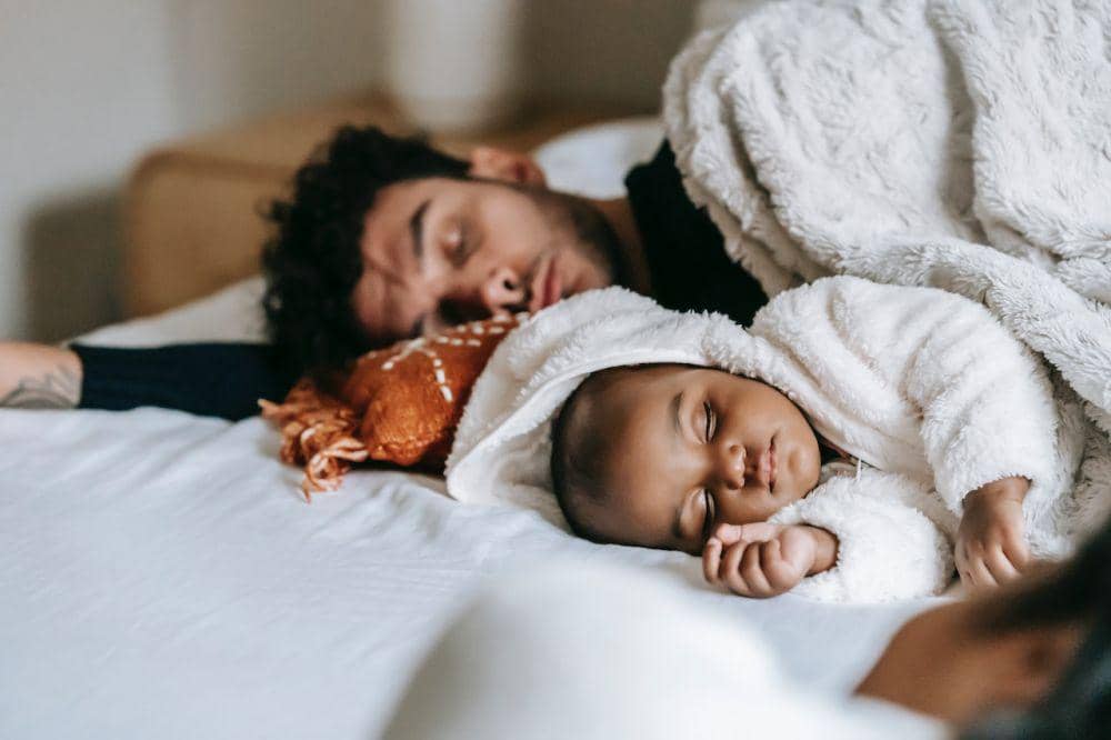 Riset: Tidur Bayi Lebih Tenang saat Bersama Papa