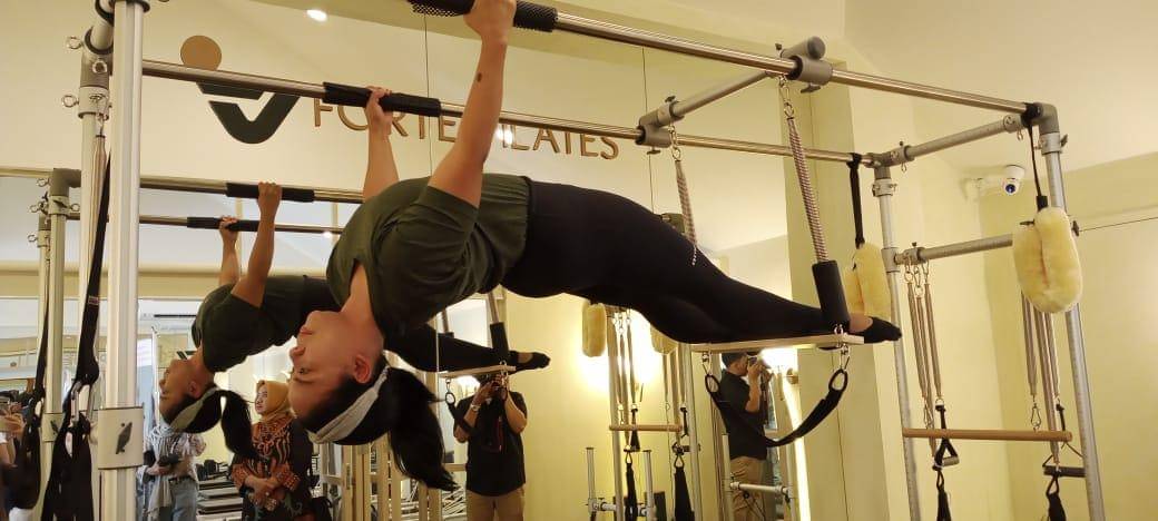 Demo gerakan pilates pada Sabtu (9/9/2023) di Forte Pilates kawasan Senopati, Jakarta.  - Popmama.com/Nurul Khoiriyah