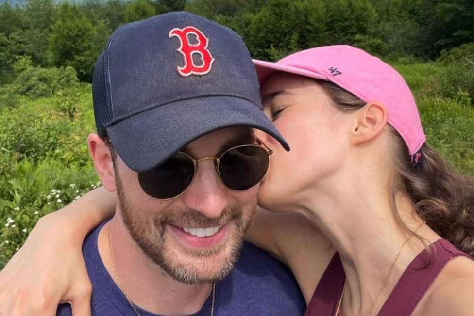 potret Chris Evans dan Alba Baptista (twitter.com/evanscontent)
