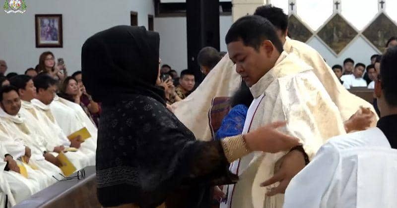 Viral! 5 Momen Orangtua Muslim Antar Anak Jadi Imam Gereja, Bikin Haru