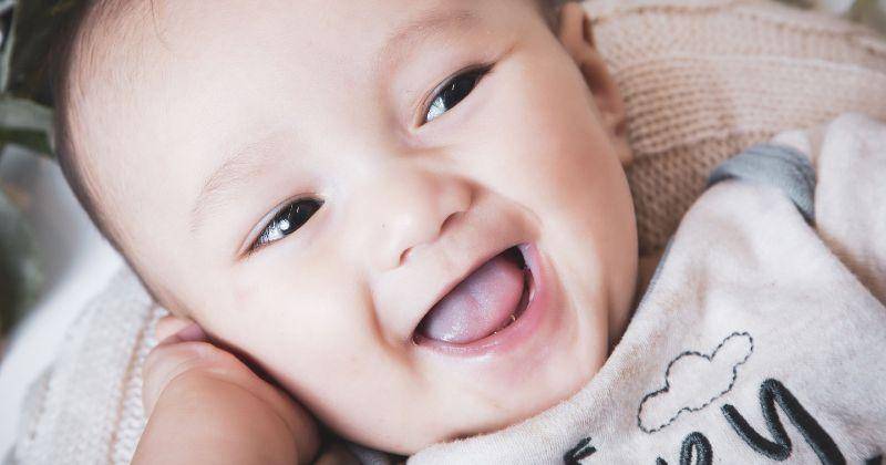 Begini Cara Membersihkan Lidah Bayi Sesuai Usianya