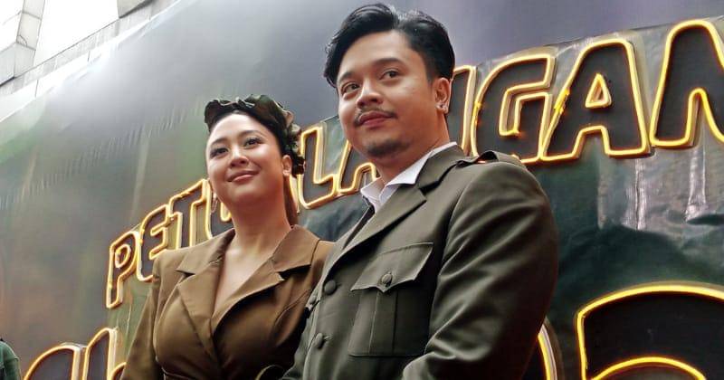 Sherina Munaf dan Derby Romero di Gala Premier Petualangan Sherina 2 pada Senin (29/9/2023) di Epicentrum XXI, Jakarta. - Popmama.com/Nurul Khoiriyah