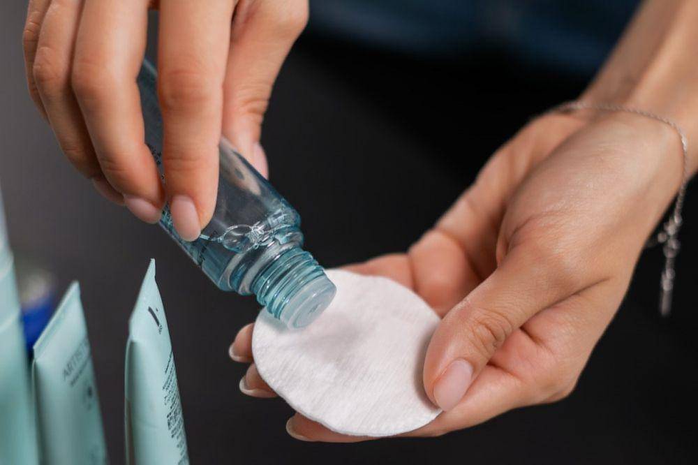 ilustrasi produk eye makeup remover (pexels.com/Alena Darmel)