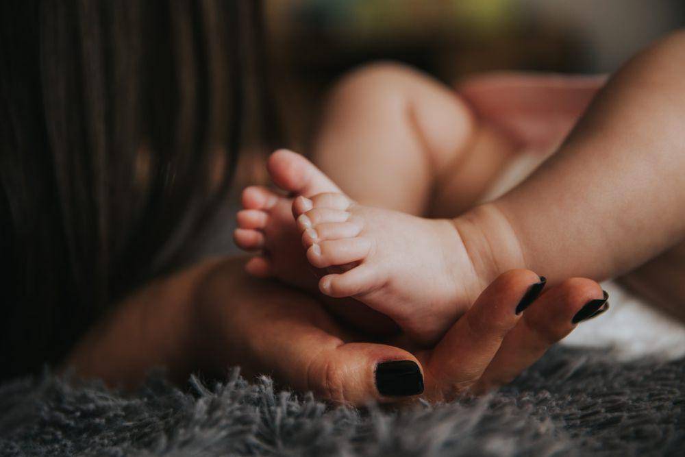 ilustrasi melakukan uji coba di kulit bayi (unsplash.com/Alex Pasarelu)
