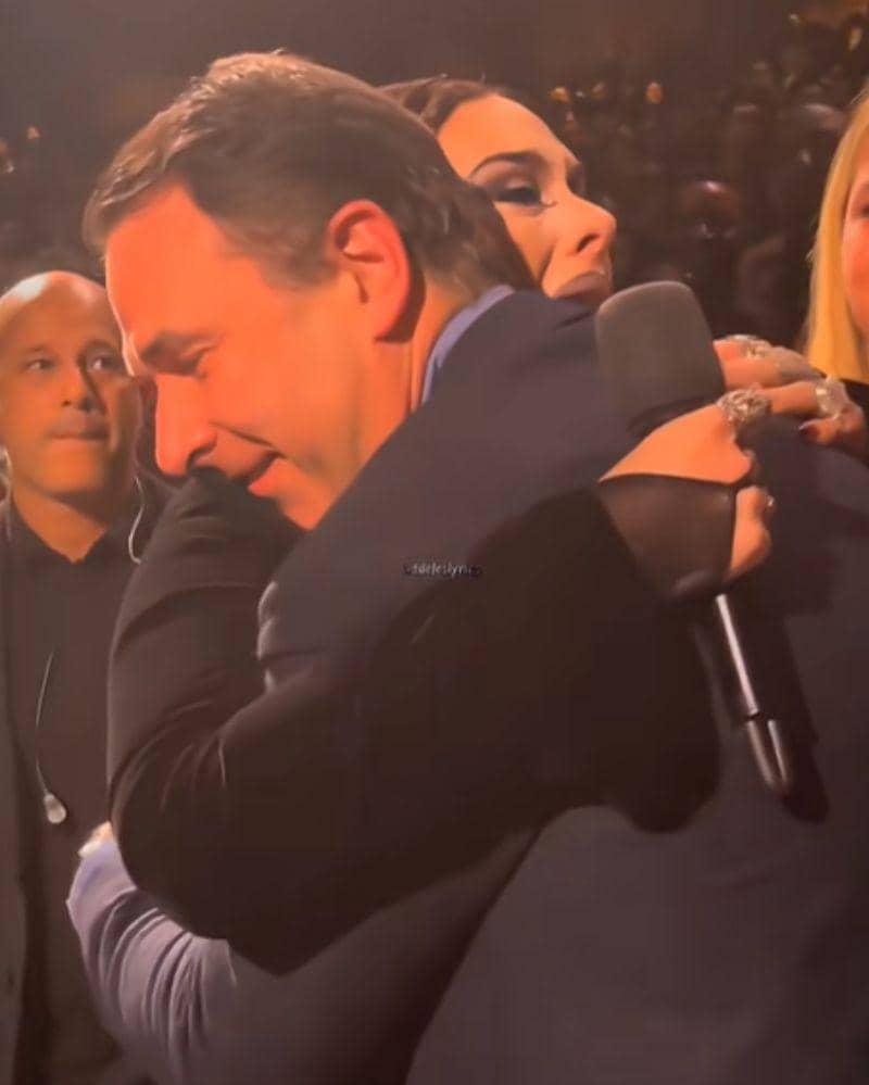Bertemu Dokter Colin, Adele Menangis saat Konser | Popmama.com
