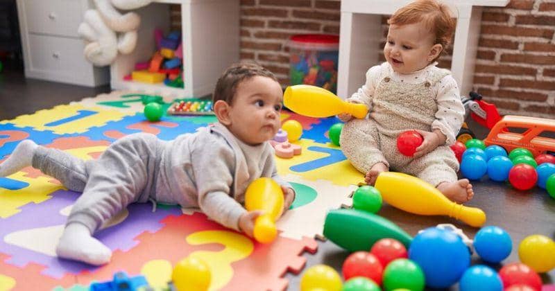10 Aktivitas untuk Merangsang Perkembangan Otak Bayi