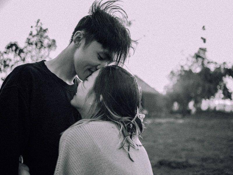 ilustrasi pasangan (Pexels/Grayscale Photo of a Romantic Couple Hugging)