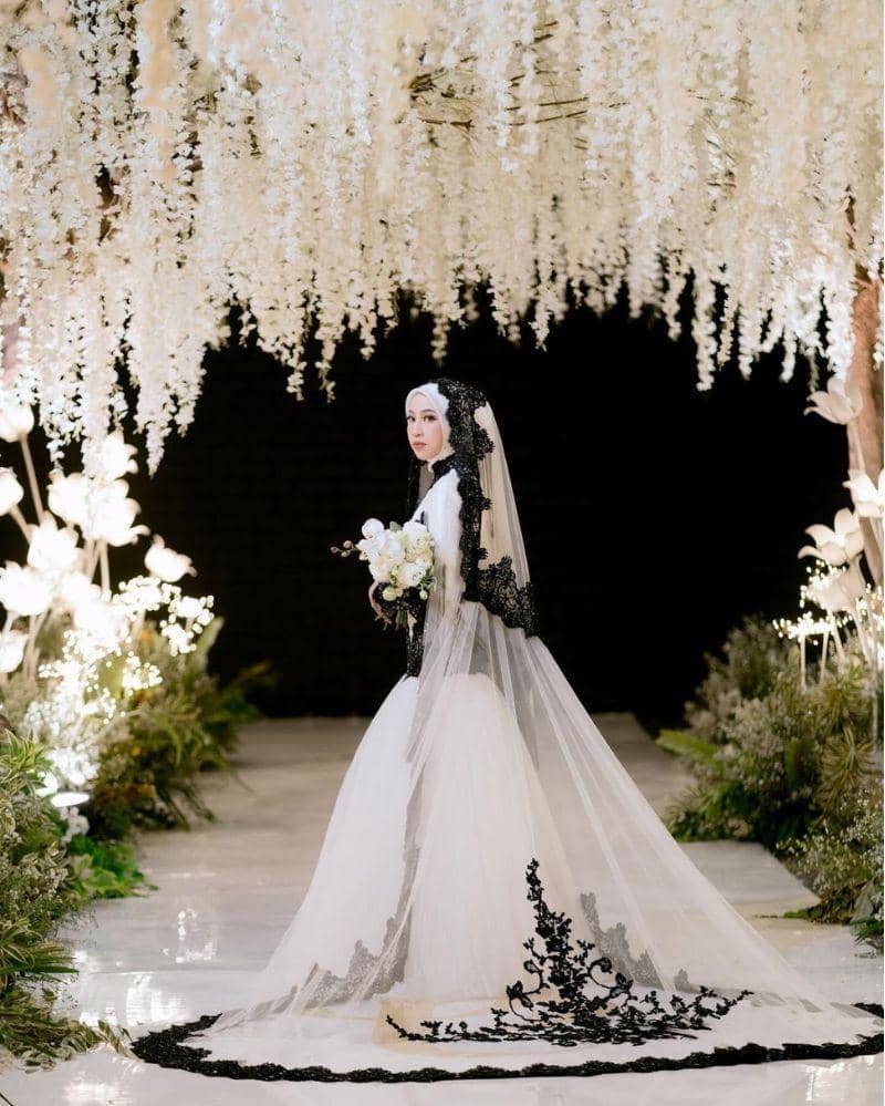 7 Seleb yang Kenakan Gaun Ivan Gunawan saat Menikah