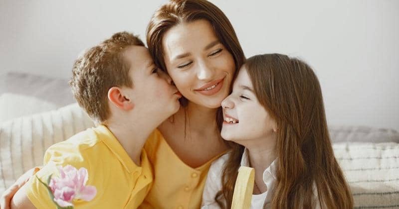 Stop Lakukan Hal Ini yang Bisa Bikin Anak jadi Manja