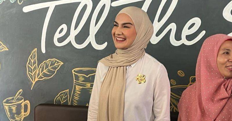 Irish Bella saat konferensi pers dengan media di Analogue Cinere, Senin (18/12/2023) - Popmama.com/Putri Syifa N