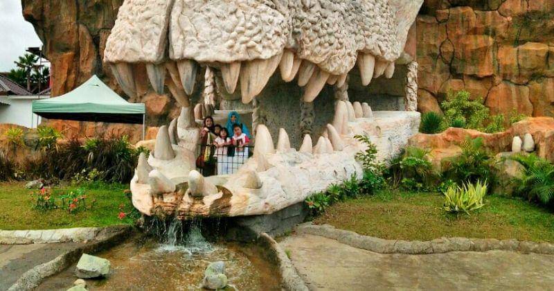 senyumworldhotel.com