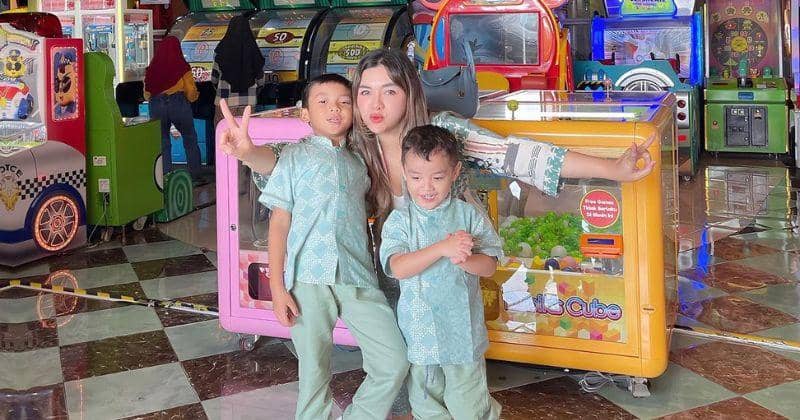 Usia anak Berdekatan, Ini Pola Asuh yang Diterapkan Vicky Shu