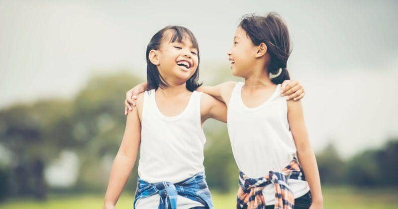 7 Tips Mengenali Teman yang Baik pada Anak