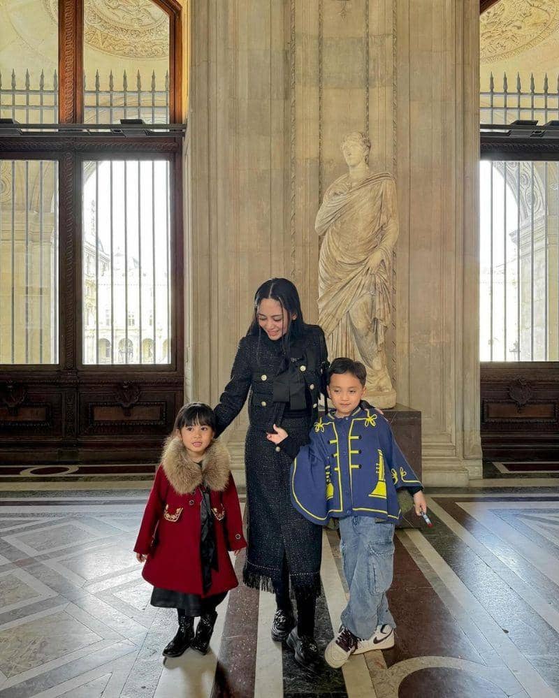 Outfit Xabiru dan Chava saat Liburan di Paris | Popmama.com