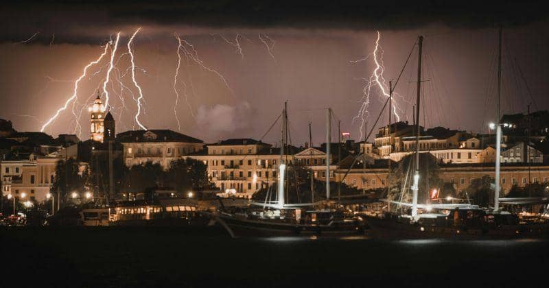 4 Cara Pertolongan Pertama saat Tersambar Petir