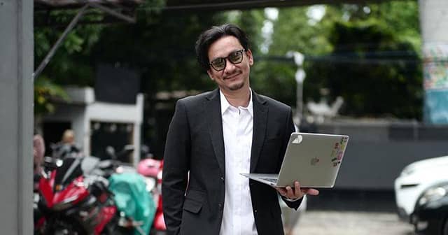 8 Fakta Keluarga Vincent Rompies, Anaknya Gemar Sepak Bola | Popmama.com