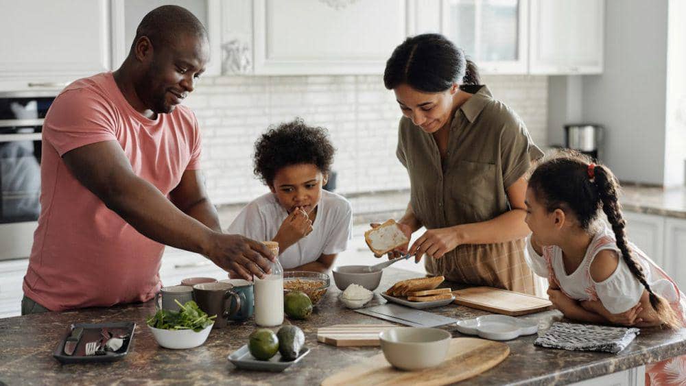 ilustrasi penerapan gentle parenting pada anak (pexels.com/August de Richelieu)