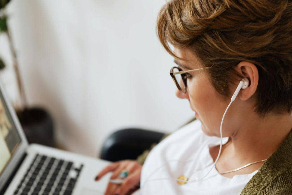 Gen Z Mulai Tinggalkan TWS, Tren Earphone Kabel Kembali Naik