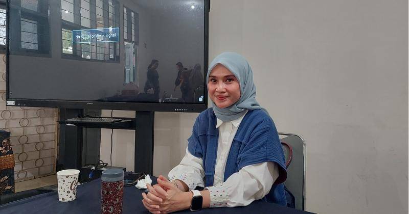 Irma Gustiana, Psikolog anak dalam acara Wee See Equal di salah satu sekolah binaan Save the Children di Cianjur (8/3/2024) - Popmama.com/abigailjunuslie
