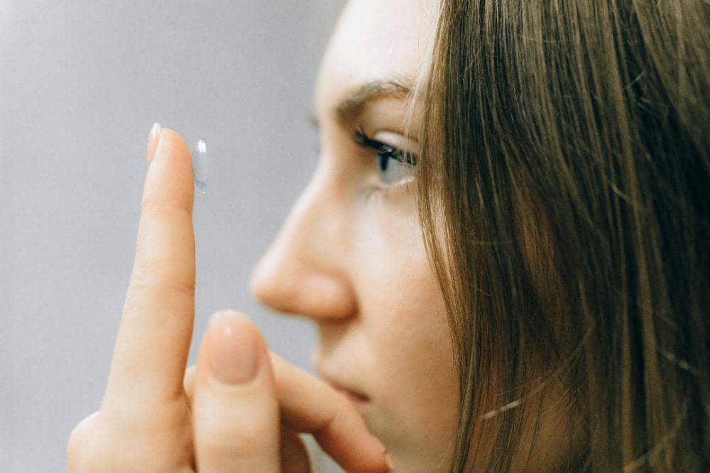 Menggunakan softlens dengan warna senatural mungkin