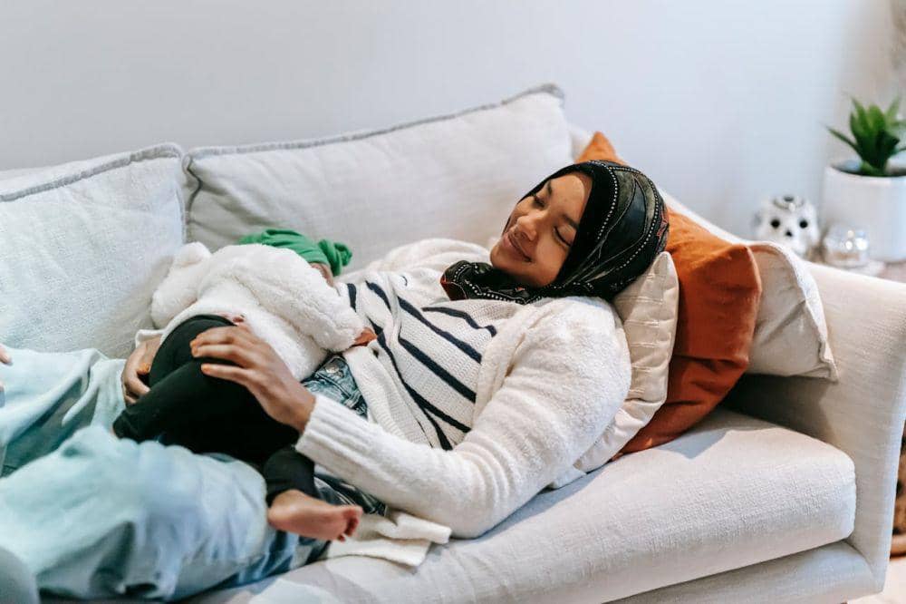 Tangan dan tubuh bayi terlihat lebih rileks