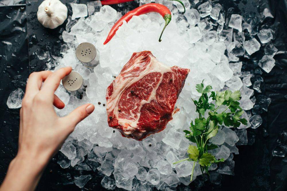 ilustrasi steak wagyu (unsplash.com/Victoria Shes)