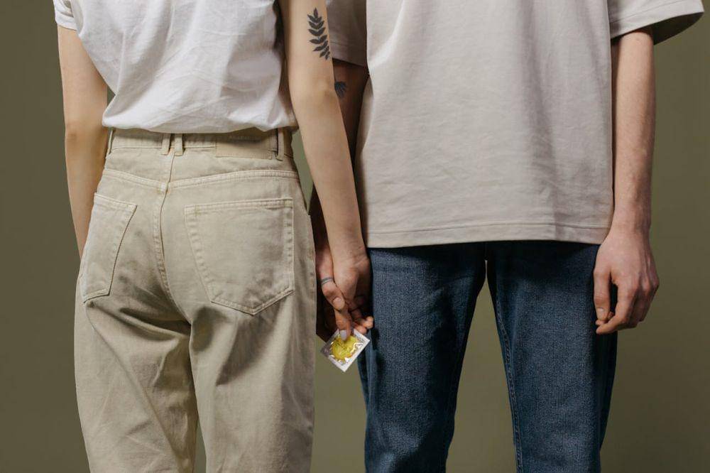 ilustrasi kondom untuk pasangan (pexels.com/cottonbro studio)