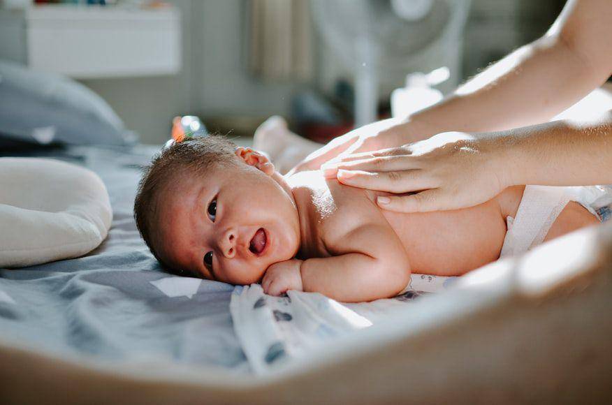 ilustrasi perawatan bayi (Unsplash/Khoa Pham)