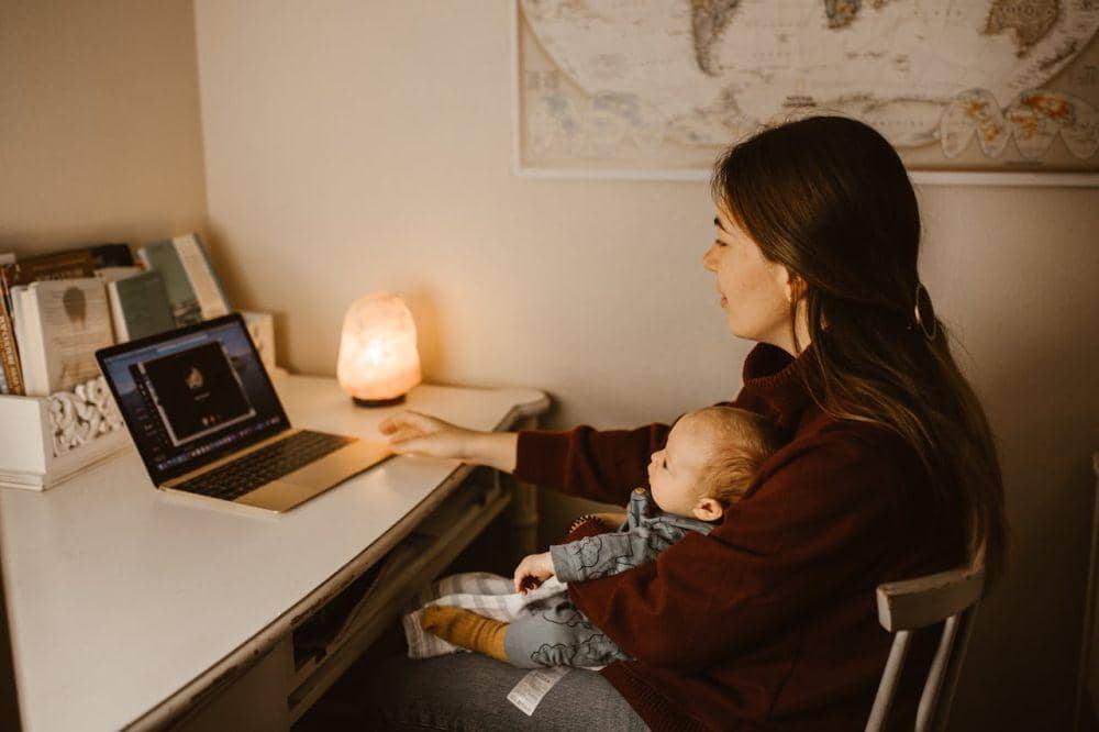 Bahaya Screen Time pada Bayi di Bawah 12 Bulan, Ini Risikonya