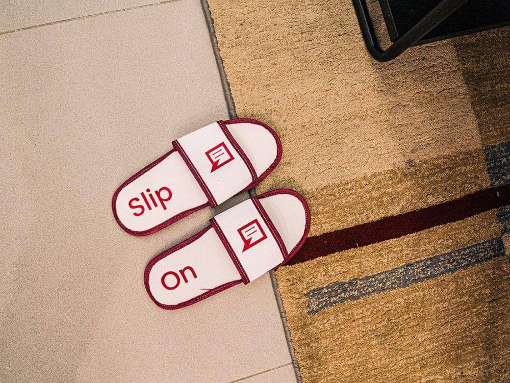 Ternyata Ini Alasan Dilarang Pakai Sandal Hotel Saat Sarapan