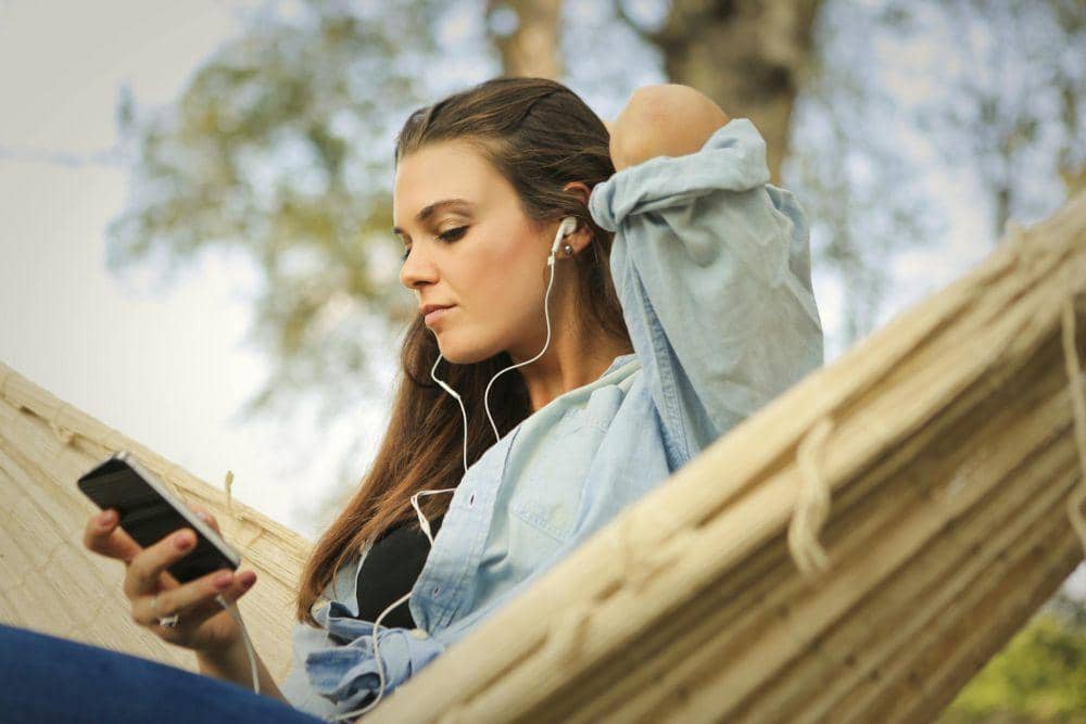 Gen Z Mulai Tinggalkan TWS, Tren Earphone Kabel Kembali Naik