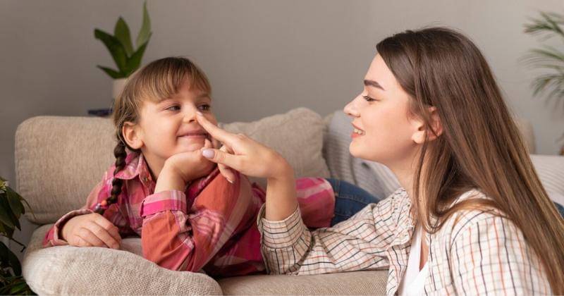 mama sedang mengobrol dengan anak