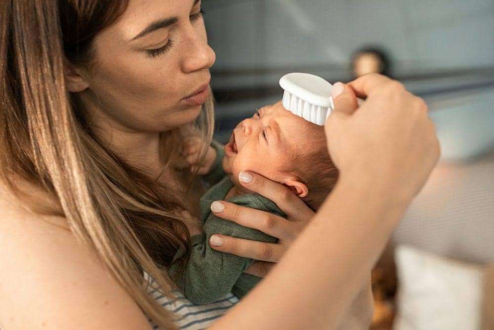 7 Cara Melebatkan Rambut Bayi, Hindari Kebiasaan Ini!