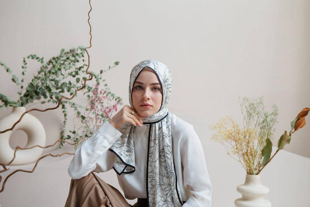 Cara Memadukan Kerudung Bermotif agar Tidak Terlihat Berlebihan