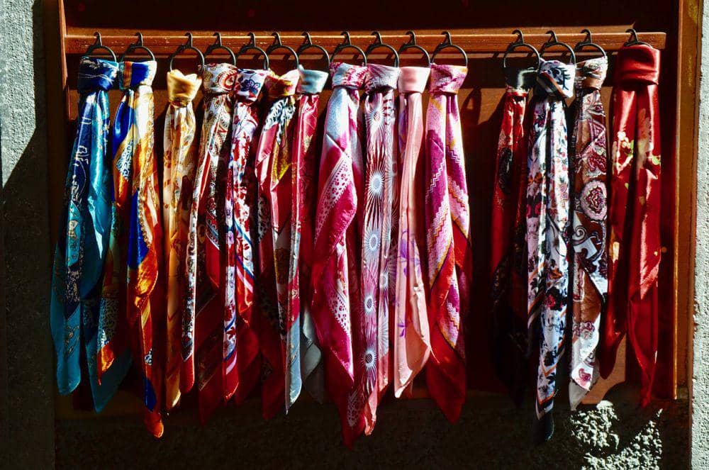 Cara Memadukan Kerudung Bermotif agar Tidak Terlihat Berlebihan