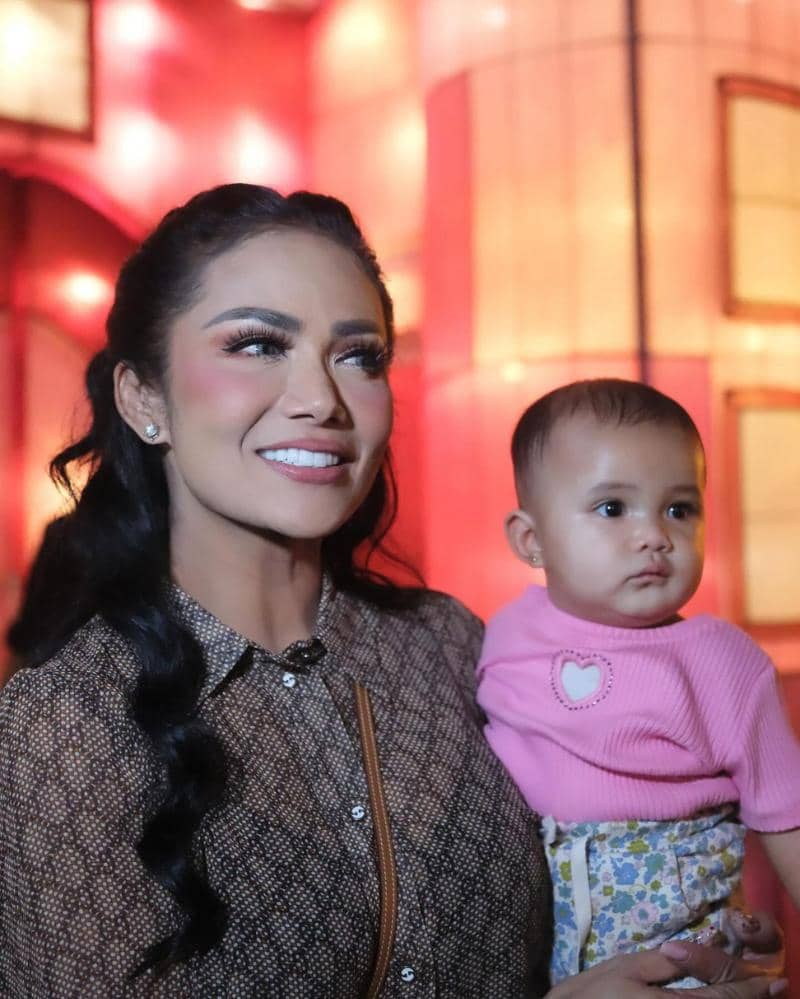 7 Foto Krisdayanti dan Azura saat Liburan di Malang | Popmama.com
