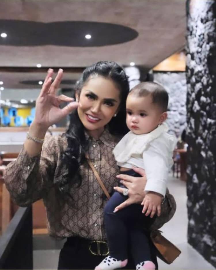 7 Foto Krisdayanti dan Azura saat Liburan di Malang | Popmama.com