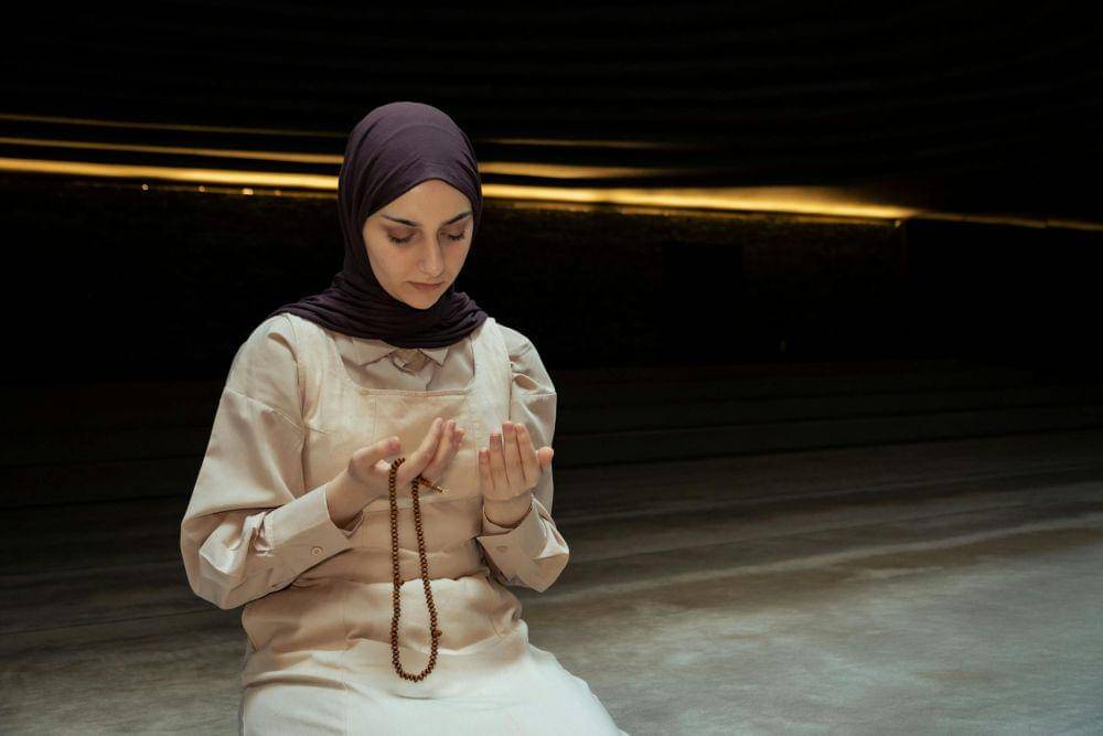 Ilustrasi seorang perempuan memanjatkan doa (pexels.com/@zeynep-sude-emek)