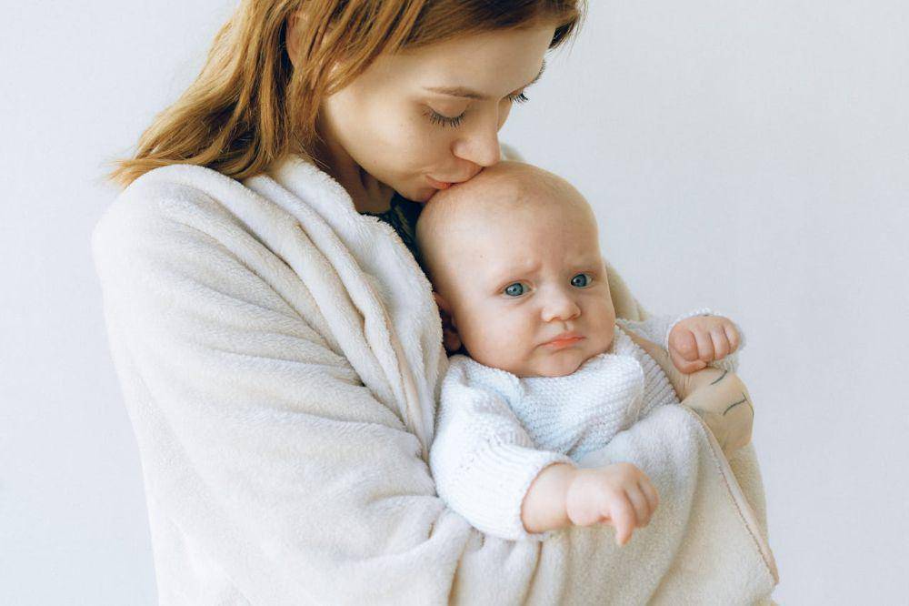 ilustrasi mencium ubun-ubun anak (pexels.com/Anna Shvets)