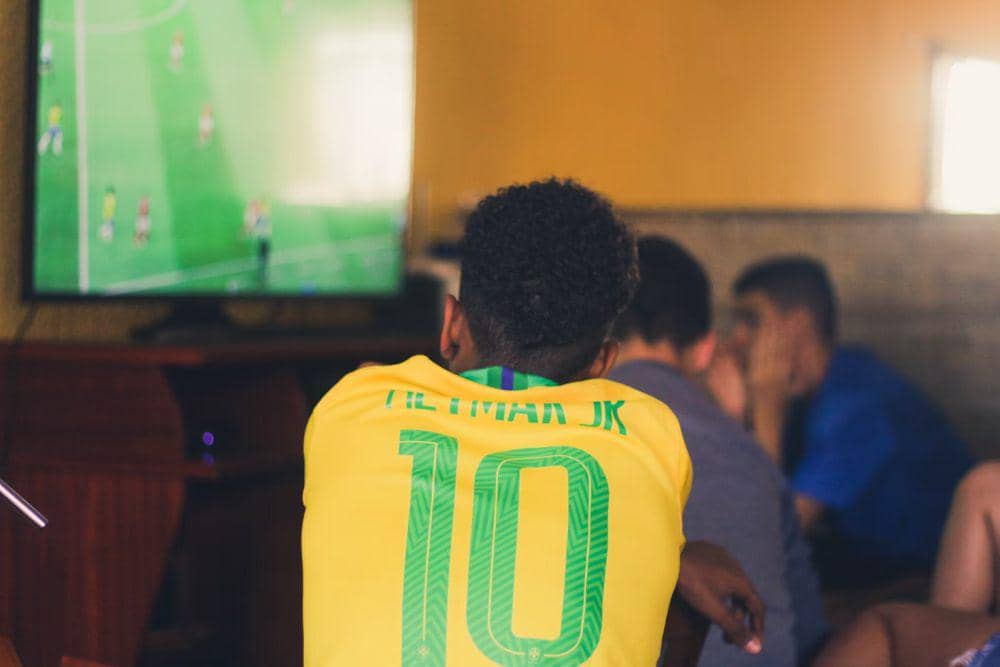 ilustrasi menonton bola (unsplash.com/Gustavo Ferreira)