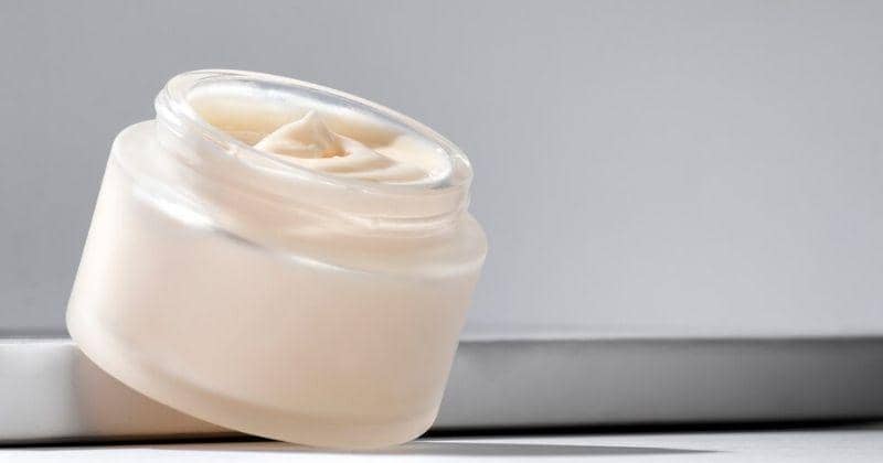 7 Bahaya Menggunakan Skincare Etiket Biru, Memicu Kerusakan Kulit