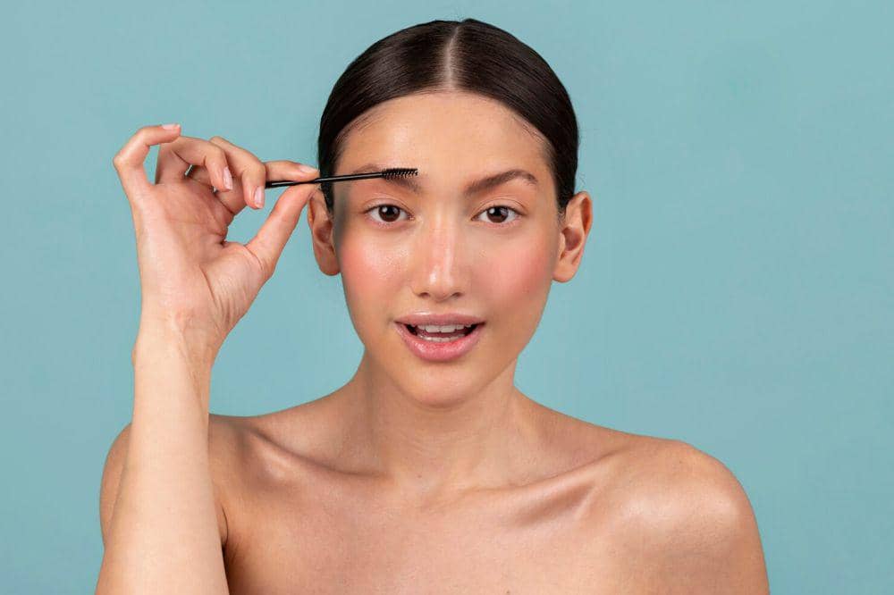 ilustrasi makeup alis (freepik.com/freepik)