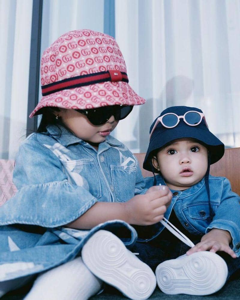 5 Foto Lucu Azura dan Ameena saat Liburan, Kompak dan Gemas | Popmama.com