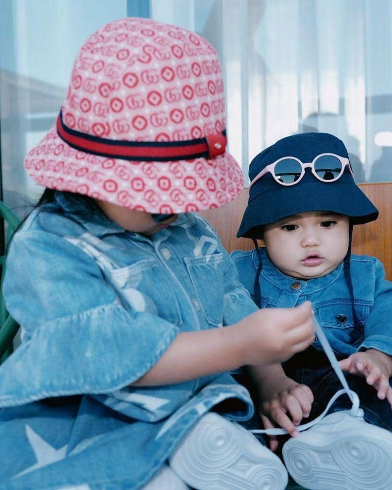 5 Foto Lucu Azura dan Ameena saat Liburan, Kompak dan Gemas | Popmama.com