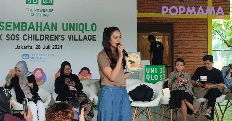 Potret Maudy Ayunda saat mendongeng di acara program literasi Uniqlo untuk SOS Children's Village, Minggu (28/09/2024), di Cibubur, Jakarta Timur. - Popmama.com/Erenzwei Ernawan