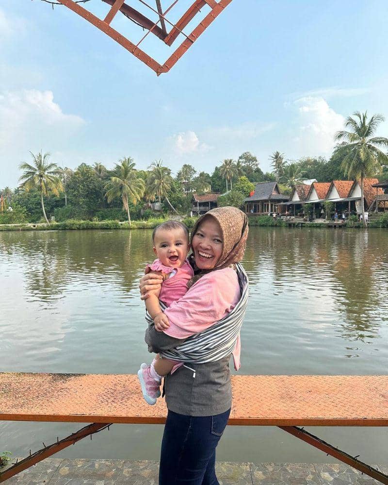 7 Foto Kedekatan Azura dengan Sus Neni | Popmama.com