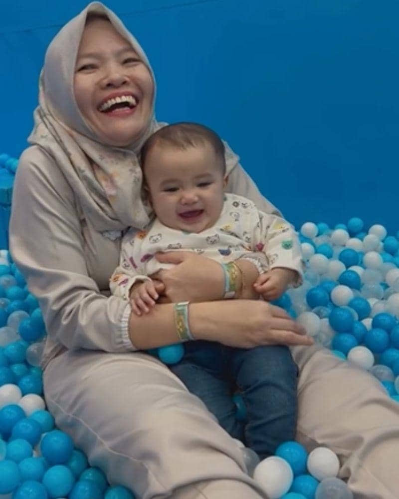 7 Foto Kedekatan Azura dengan Sus Neni | Popmama.com