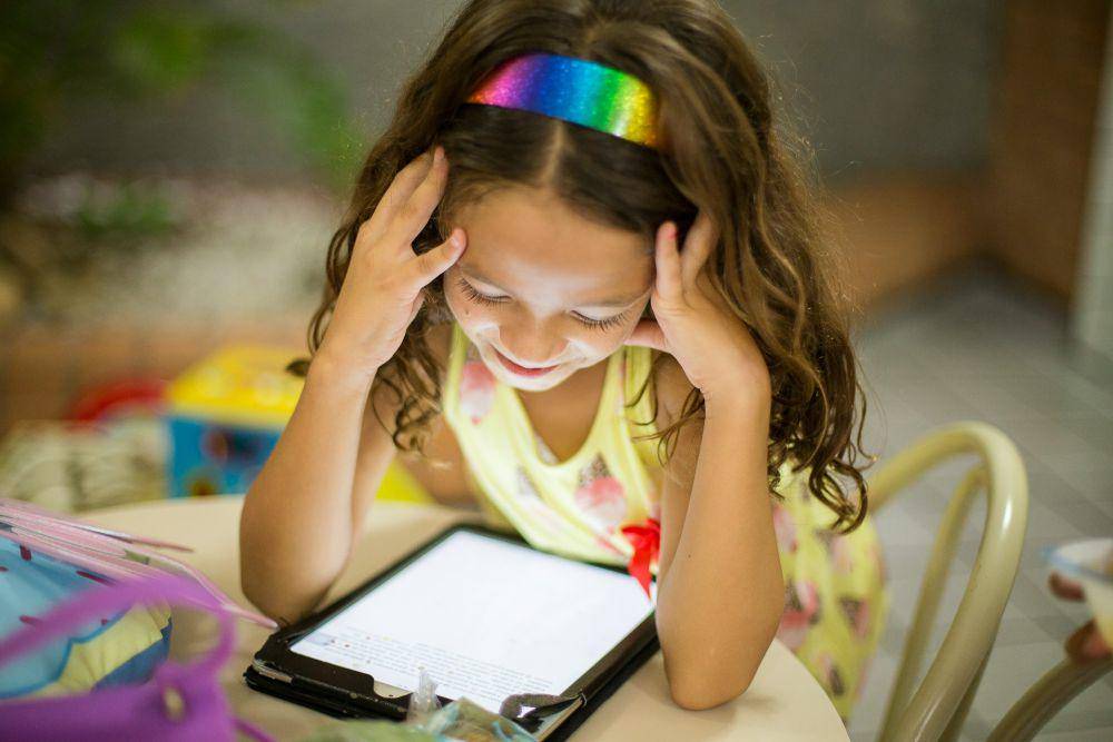 Ilustrasi anak bermain tablet