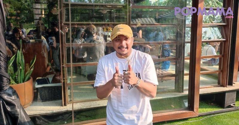 Potret Sal Priadi saat door stop konferensi pers Tur ZUZUZAZA, Kamis (8/8/2024), di Senayan, Jakarta Pusat. - Popmama.com/Erenzwei Ernawan