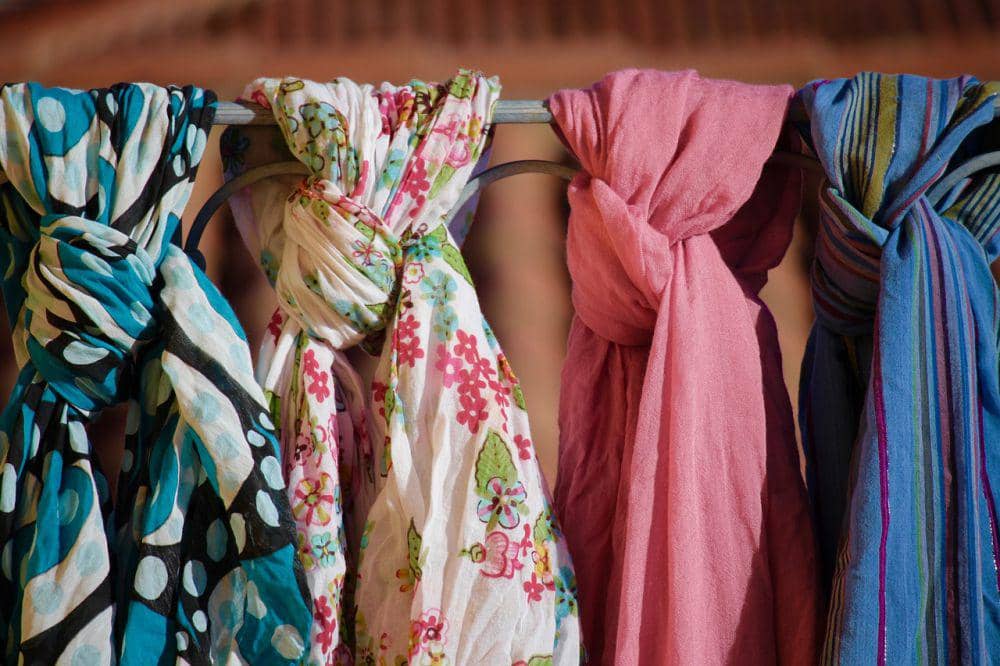 Cara Memadukan Kerudung Bermotif agar Tidak Terlihat Berlebihan